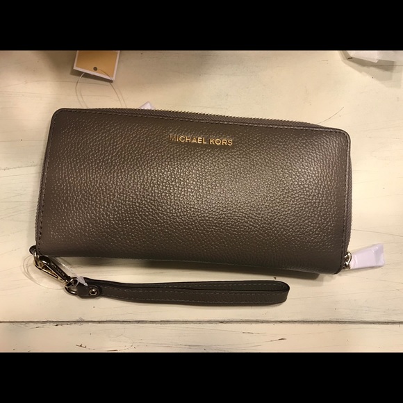 Michael Kors Handbags - Michael Kors jet set saffiano leather wallet.